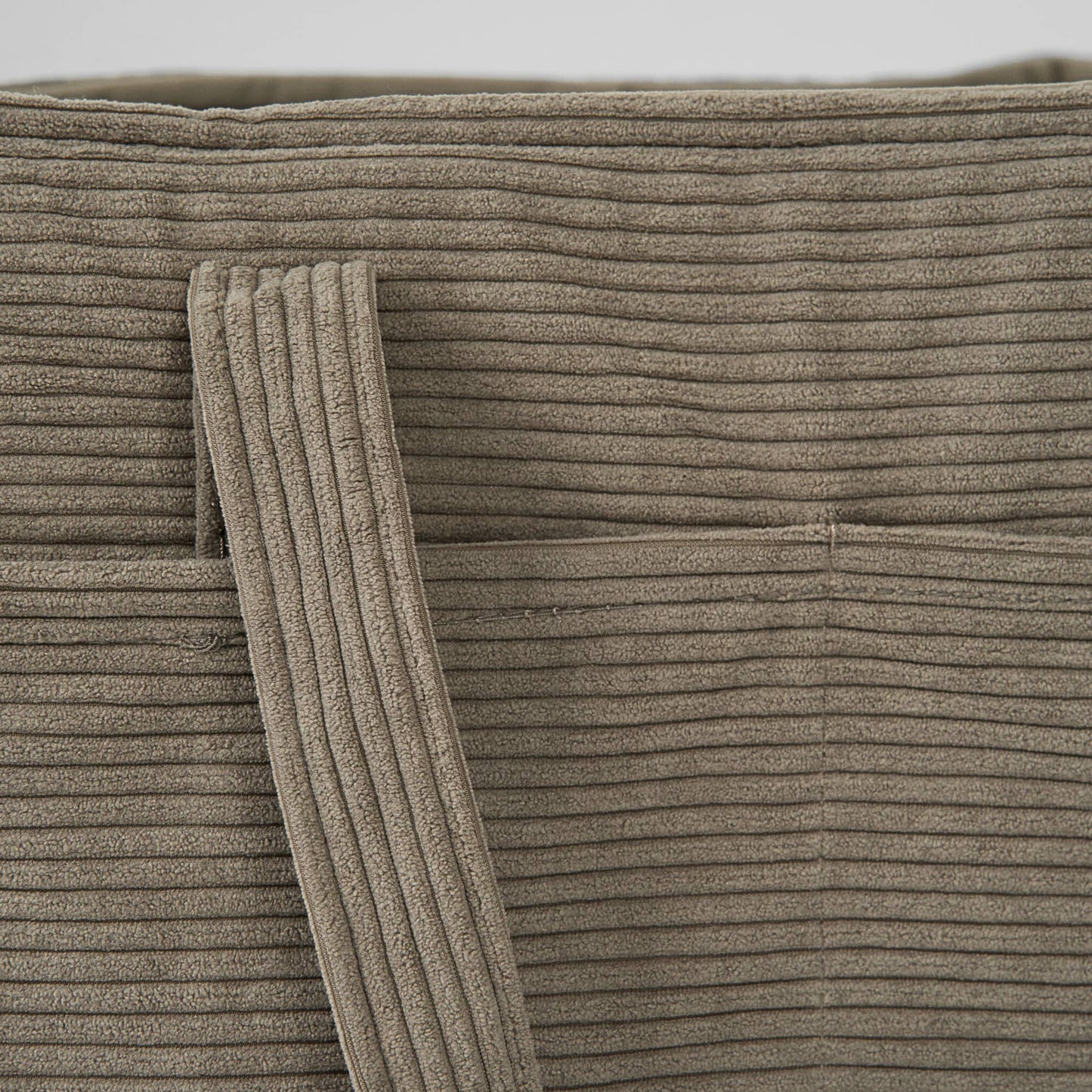 Cord-Oberstoff der STAEY Hundetragetasche Vilda Taupe