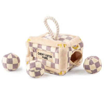 Hundespielzeug Chewy Vuiton Checker Trunk