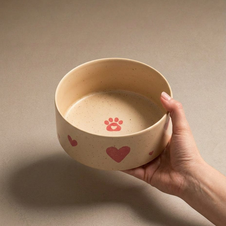 EGG BACK HOME Hundenapf Cozy Hearts 2er-Set – Napf in der Hand