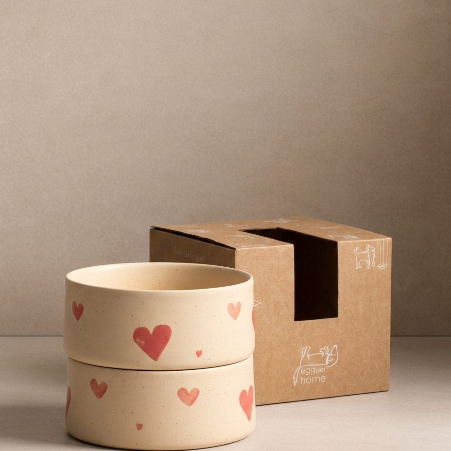 EGG BACK HOME Hundenapf Cozy Hearts 2er-Set – gestapelt mit Verpackung