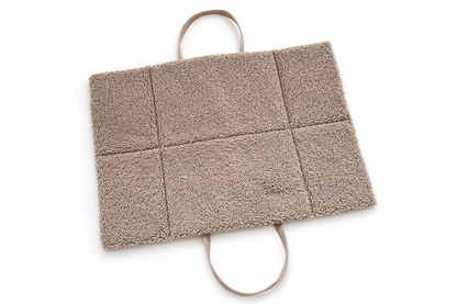 DOGS IN THE CITY Reisematte Travel Pac Paddy Gravel in Beige – ausgebreitet als gepolsterter Liegeplatz