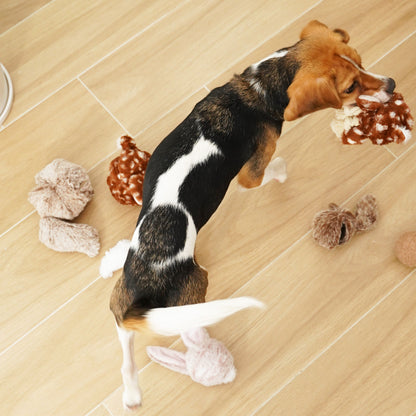 Hund spielt mit Fawn Pop von LAMBWOLF