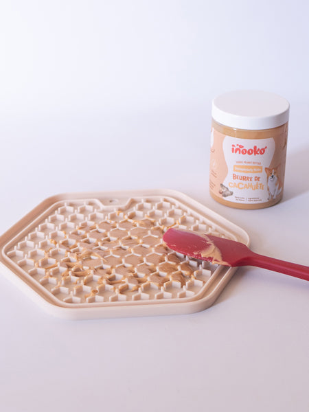 INOOKO Erdnussbutter Completely Nuts, 300 g – Anwendung auf einer Schleckmatte