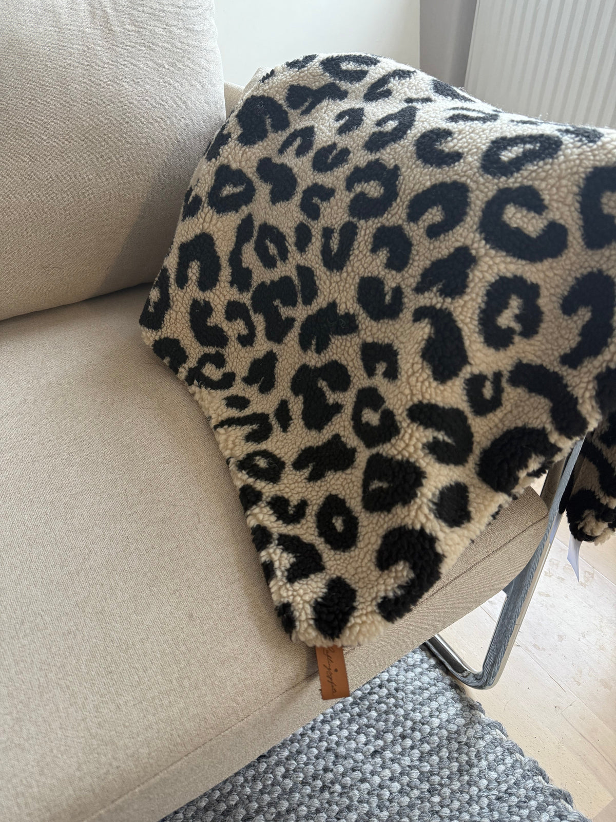 LIEBLINGSPFOTE Hundedecke Teddy Leo Beige/ Schwarz – Detail- oder Anwendungsansicht 2