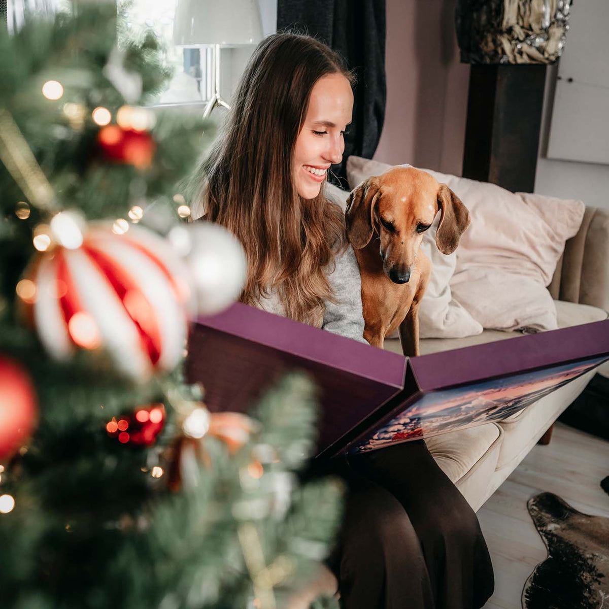 LILA LOVES IT Adventskalender 2026 – Hund beim Öffnen des Kalenders