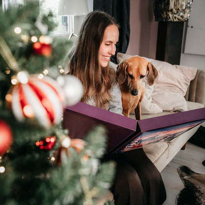 LILA LOVES IT Adventskalender 2026 – Hund beim Öffnen des Kalenders