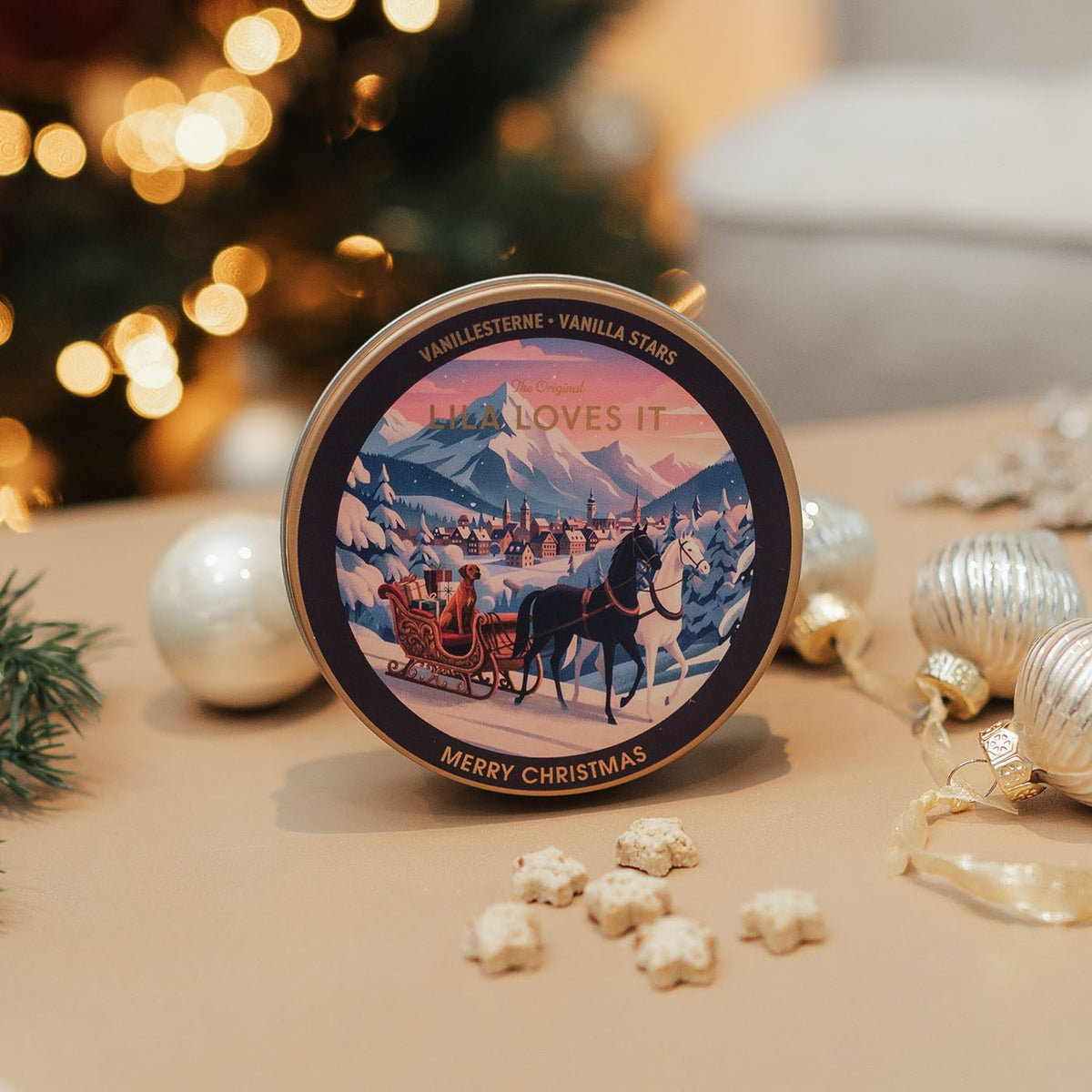 LILA LOVES IT Weihnachts-Goodies 2026 – Geschenkdose mit winterlichem Schlittenmotiv
