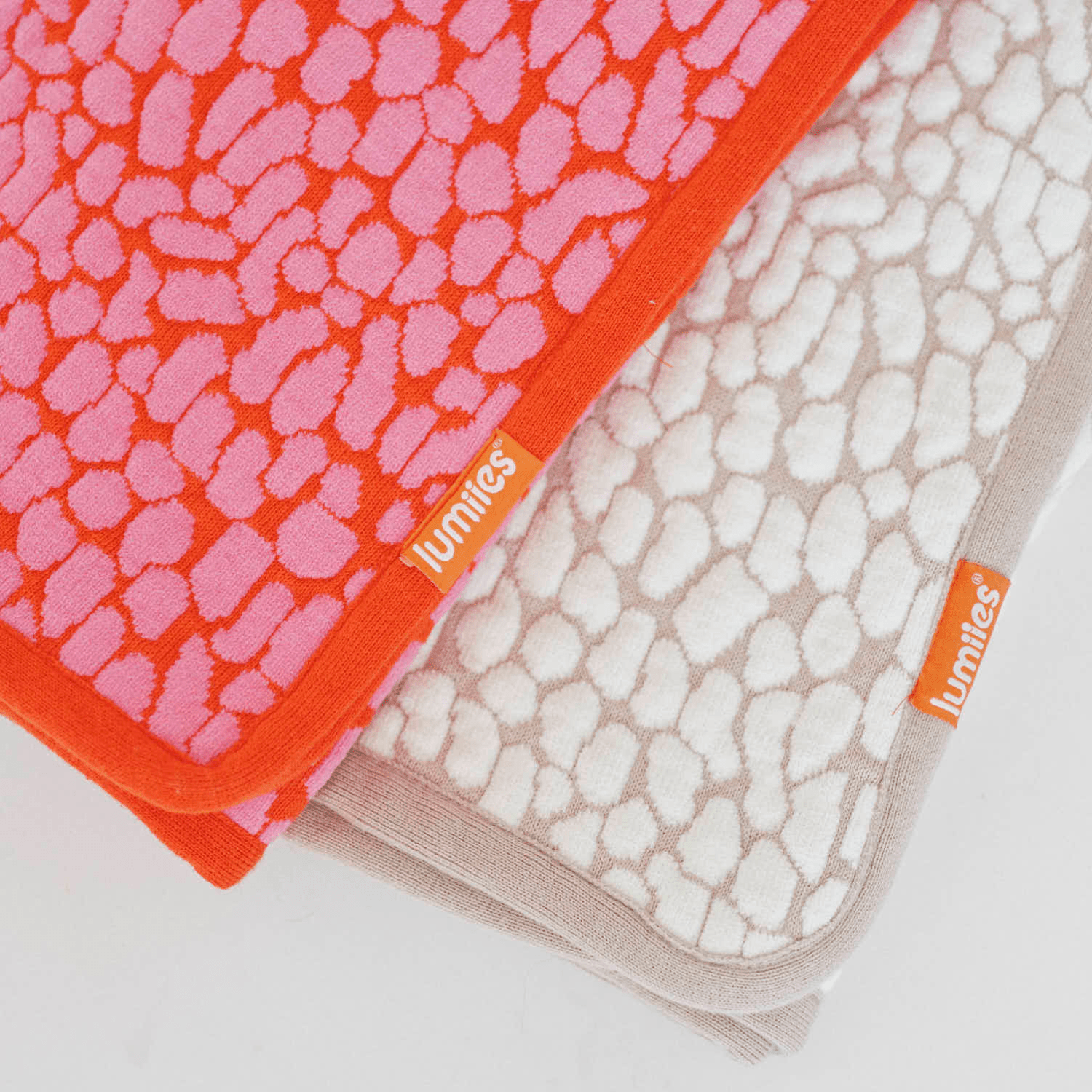 lumiies® Studio Blanket in Cloudy Pebble und Pink Lava im Farbvergleich
