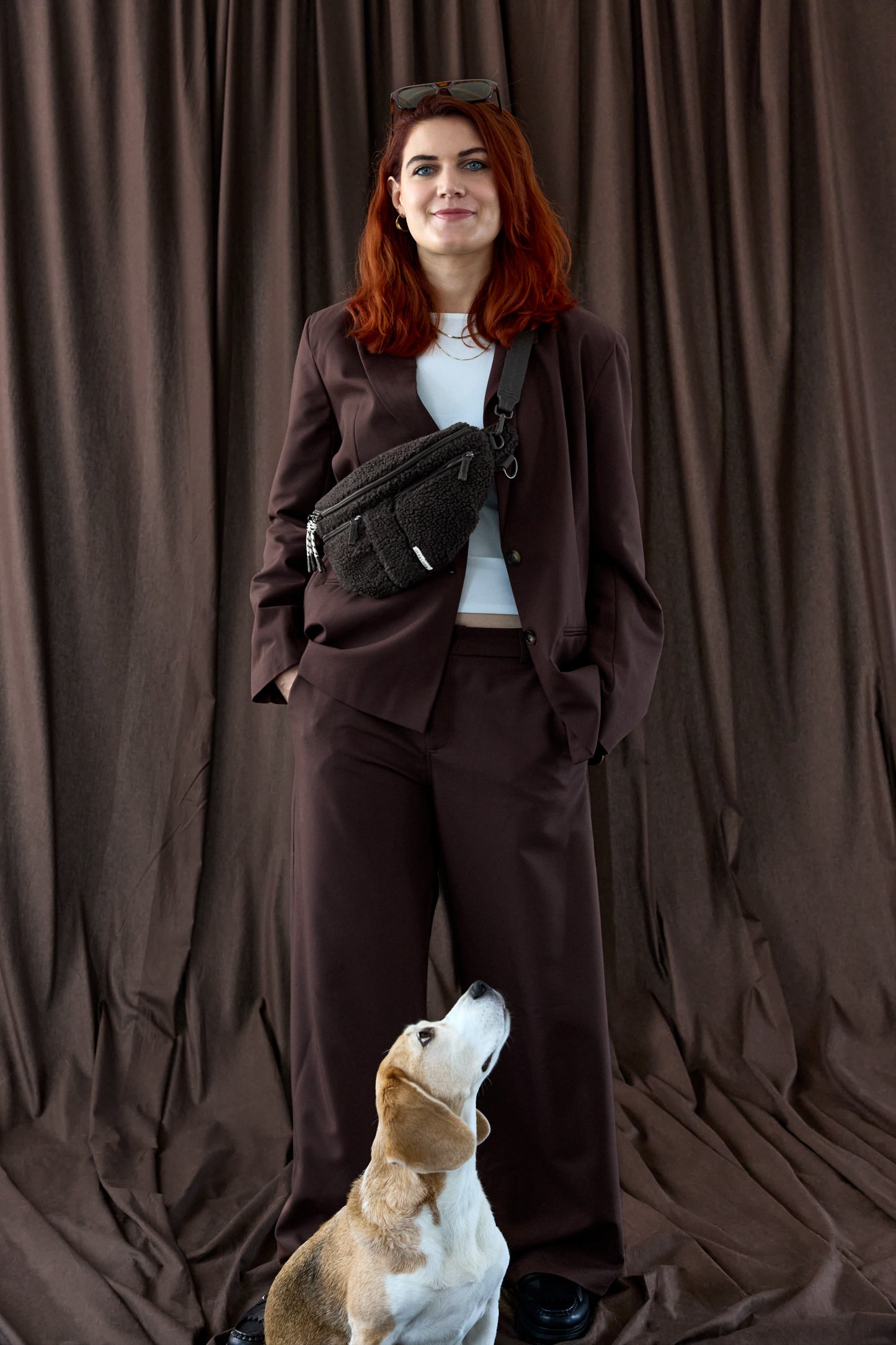 PALOPA Leckerlitasche Emma Teddy-Fleece Brownie beim Gassigehen – Lifestyleaufnahme 1