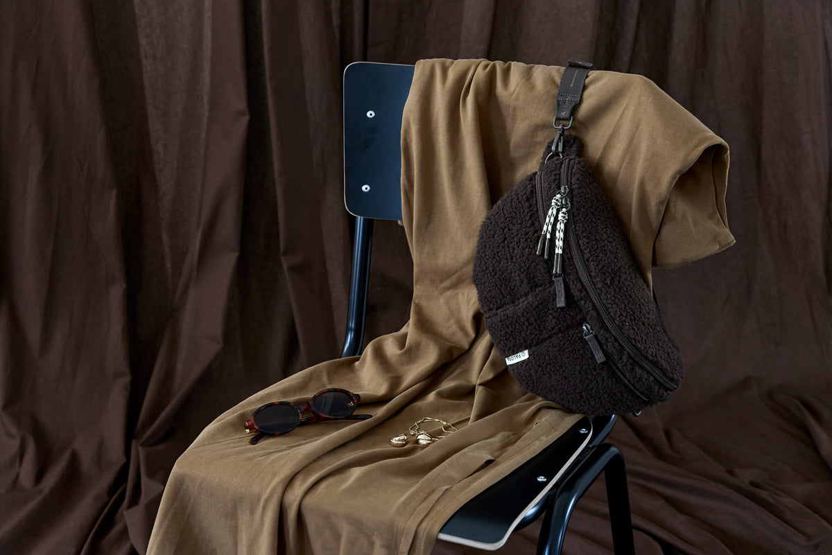 PALOPA Leckerlitasche Emma Teddy-Fleece Brownie beim Gassigehen – Lifestyleaufnahme 10