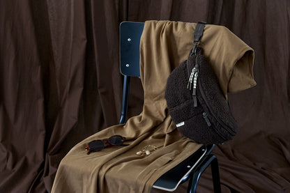 PALOPA Leckerlitasche Emma Teddy-Fleece Brownie beim Gassigehen – Lifestyleaufnahme 10