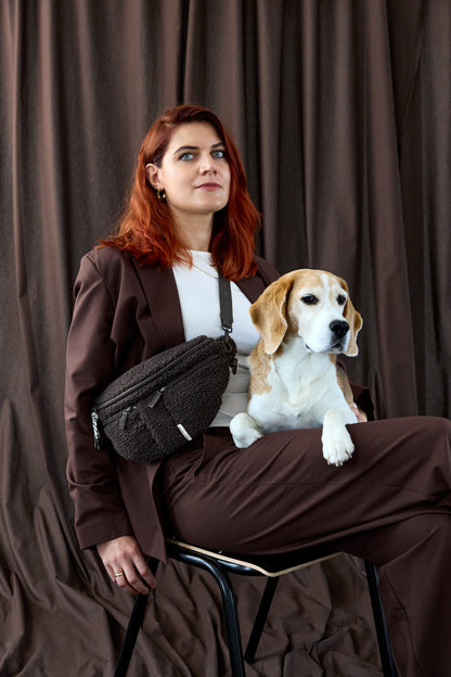 PALOPA Leckerlitasche Emma Teddy-Fleece Brownie beim Gassigehen – Lifestyleaufnahme 8