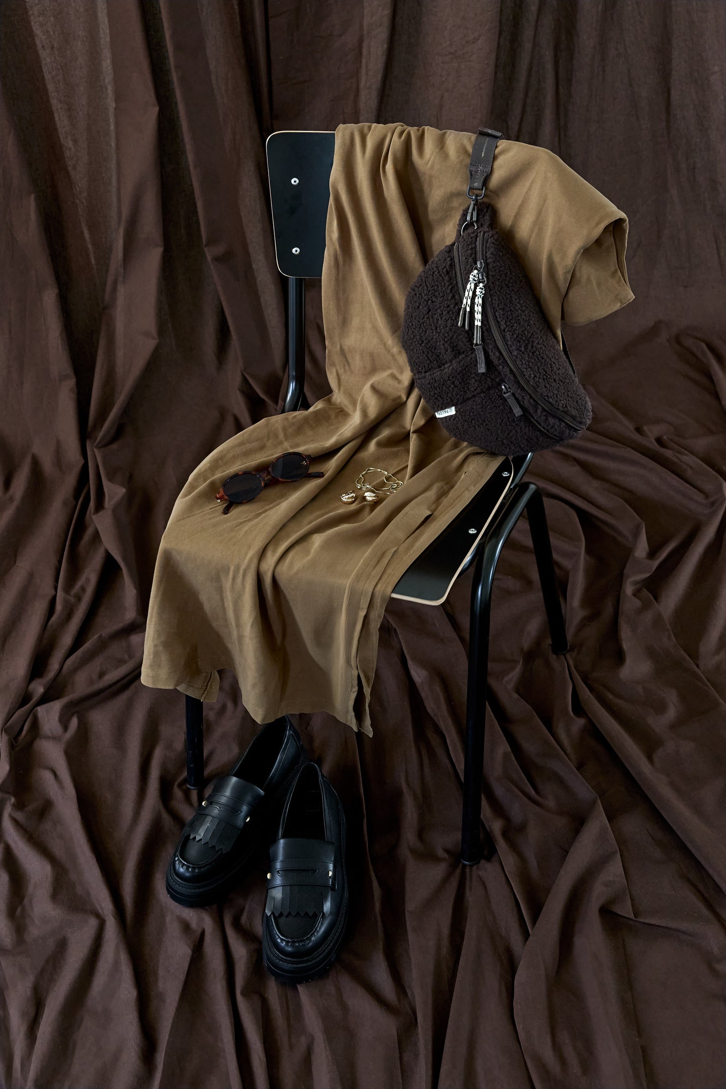 PALOPA Leckerlitasche Emma Teddy-Fleece Brownie beim Gassigehen – Lifestyleaufnahme 9