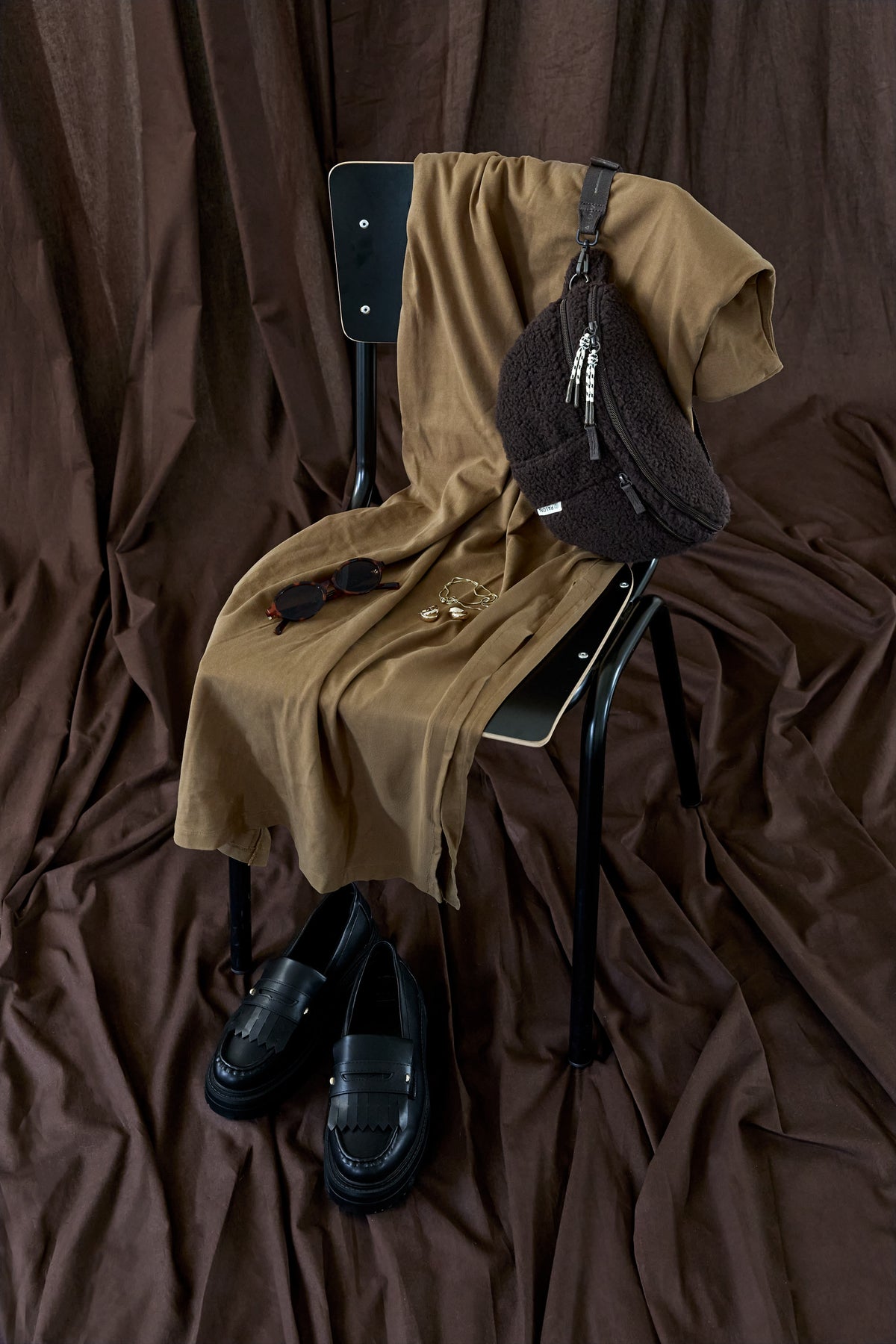 PALOPA Leckerlitasche Emma Teddy-Fleece Brownie beim Gassigehen – Lifestyleaufnahme 9