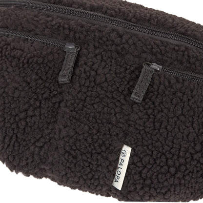 PALOPA Leckerlitasche Emma Teddy-Fleece Brownie – Detailansicht der Reißverschlussfächer