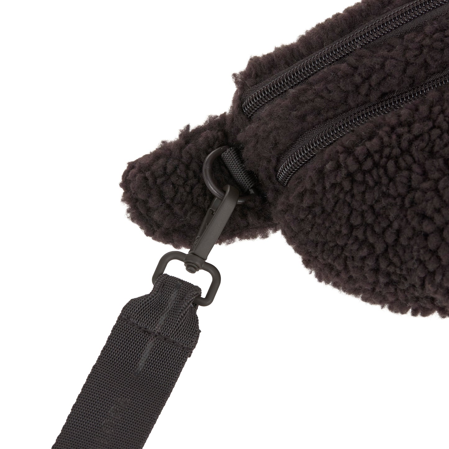 PALOPA Leckerlitasche Emma Teddy-Fleece Brownie – Detailansicht des abnehmbaren Schultergurts