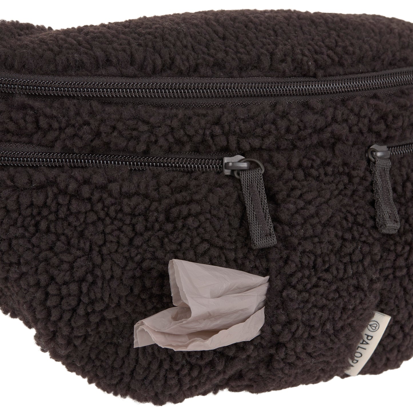 PALOPA Leckerlitasche Emma Teddy-Fleece Brownie – Detailansicht des integrierten Kotbeutelspenders