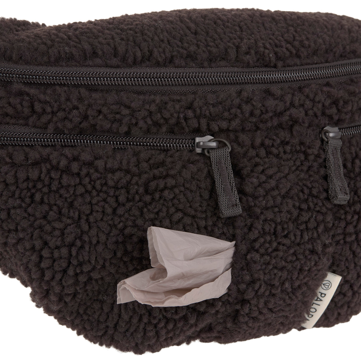 PALOPA Leckerlitasche Emma Teddy-Fleece Brownie – Detailansicht des integrierten Kotbeutelspenders