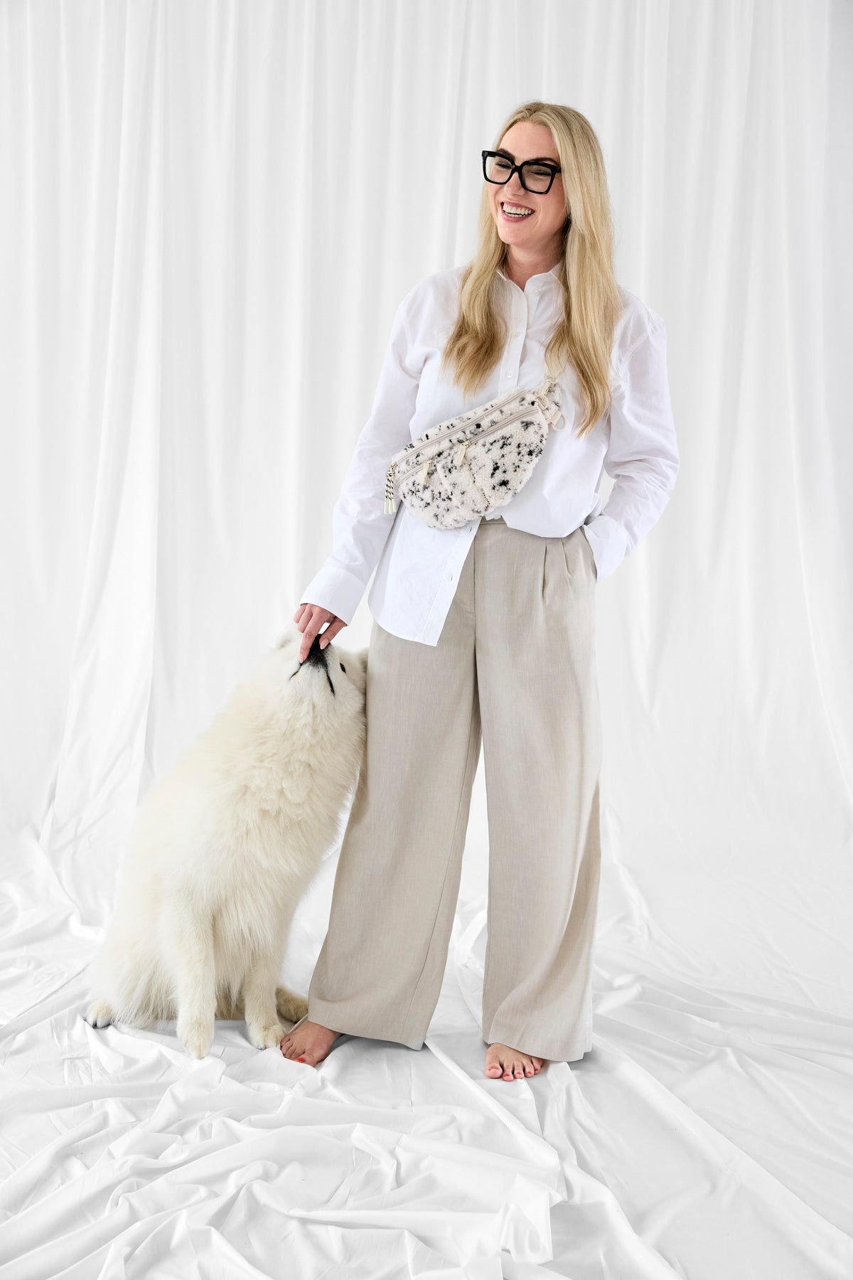 PALOPA Leckerlitasche Emma Teddy-Fleece Speckled Creme beim Gassigehen – Lifestyleaufnahme 1