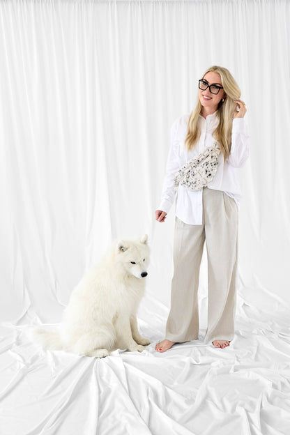 PALOPA Leckerlitasche Emma Teddy-Fleece Speckled Creme beim Gassigehen – Lifestyleaufnahme 2