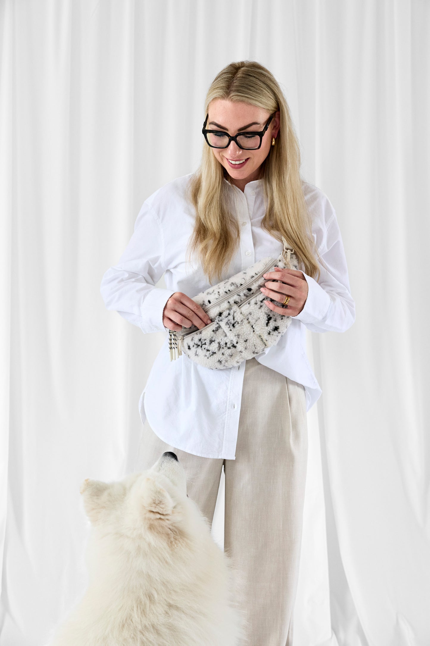PALOPA Leckerlitasche Emma Teddy-Fleece Speckled Creme beim Gassigehen – Lifestyleaufnahme 3