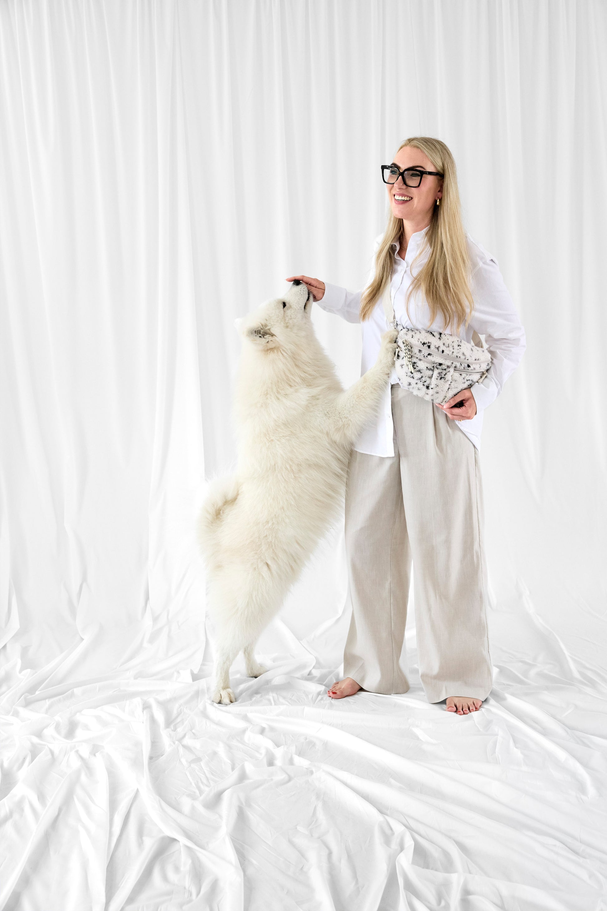 PALOPA Leckerlitasche Emma Teddy-Fleece Speckled Creme beim Gassigehen – Lifestyleaufnahme 4