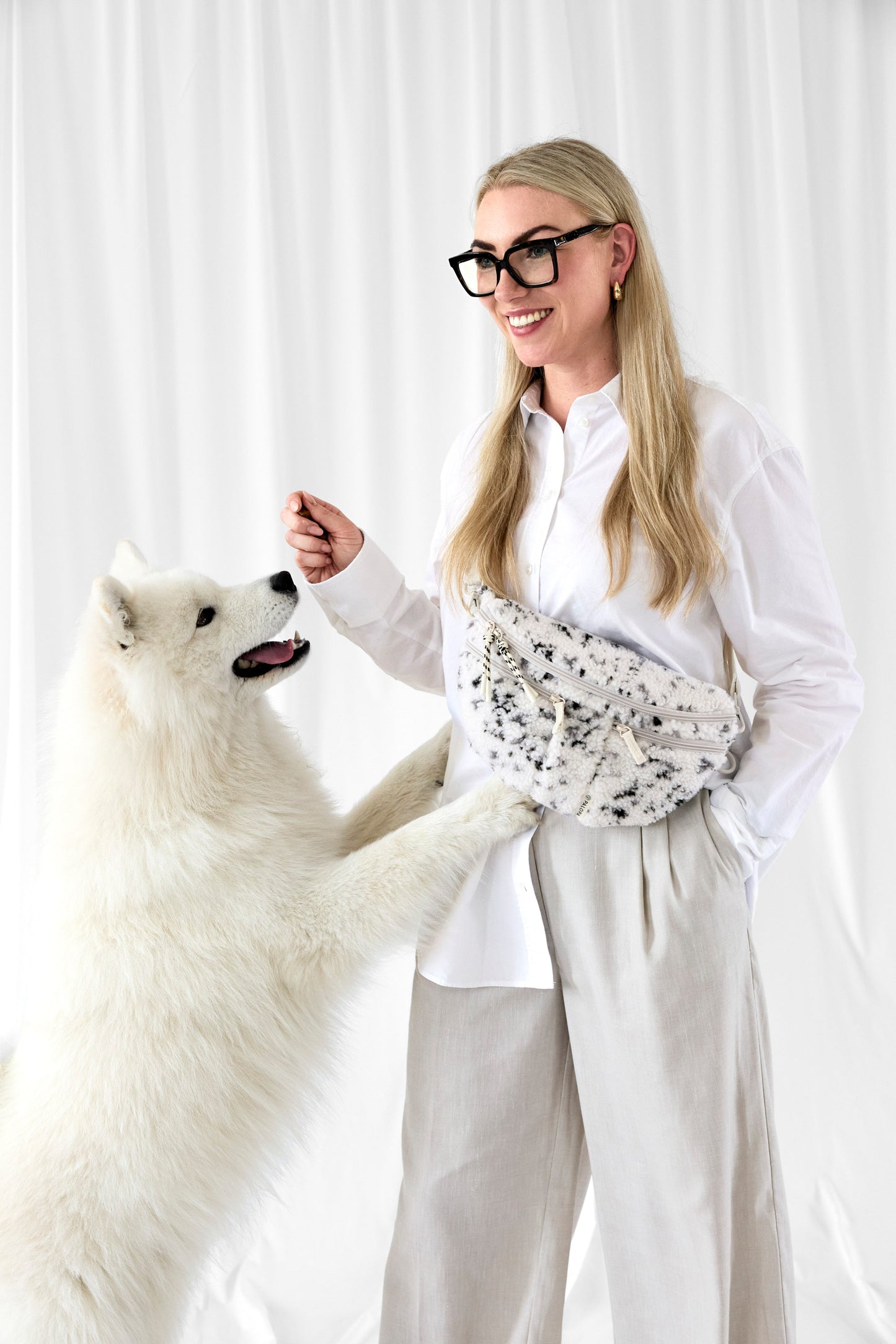 PALOPA Leckerlitasche Emma Teddy-Fleece Speckled Creme beim Gassigehen – Lifestyleaufnahme 5