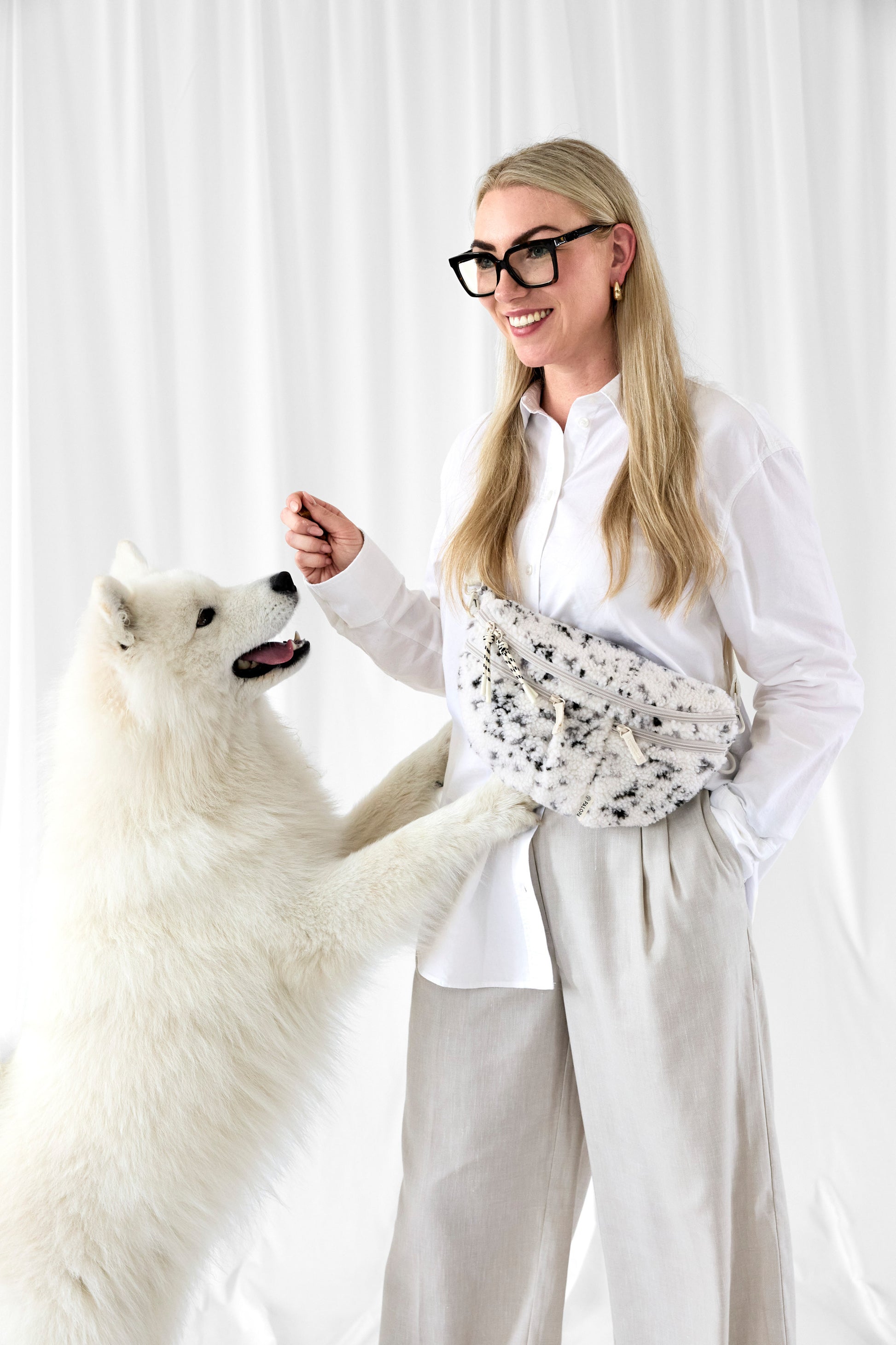 PALOPA Leckerlitasche Emma Teddy-Fleece Speckled Creme beim Gassigehen – Lifestyleaufnahme 5