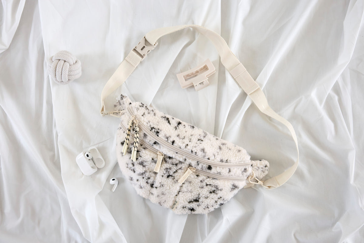 PALOPA Leckerlitasche Emma Teddy-Fleece Speckled Creme beim Gassigehen – Lifestyleaufnahme 6