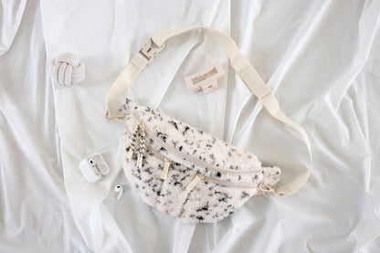 PALOPA Leckerlitasche Emma Teddy-Fleece Speckled Creme beim Gassigehen – Lifestyleaufnahme 6