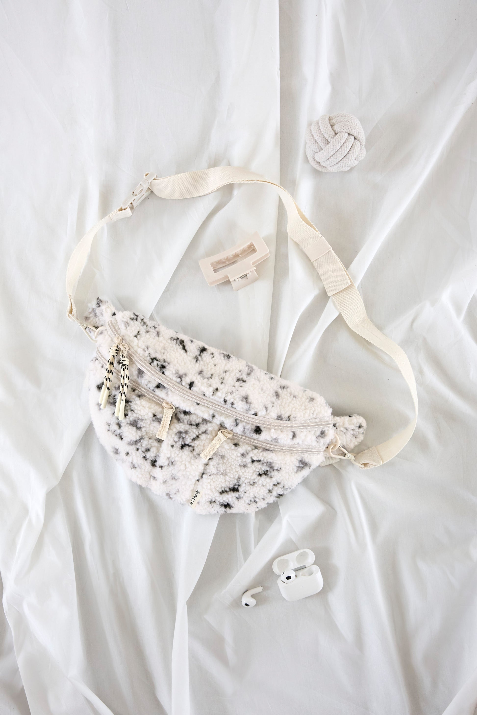 PALOPA Leckerlitasche Emma Teddy-Fleece Speckled Creme beim Gassigehen – Lifestyleaufnahme 7