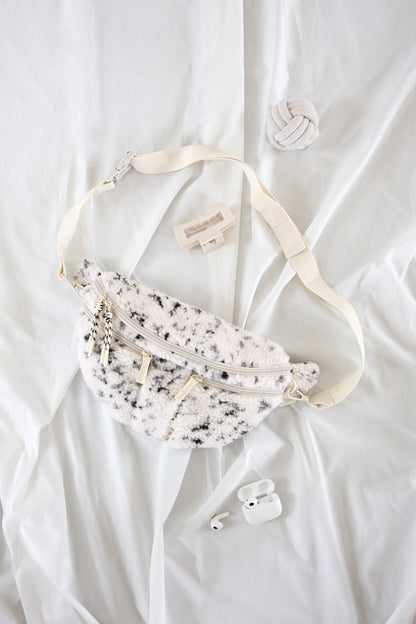 PALOPA Leckerlitasche Emma Teddy-Fleece Speckled Creme beim Gassigehen – Lifestyleaufnahme 7
