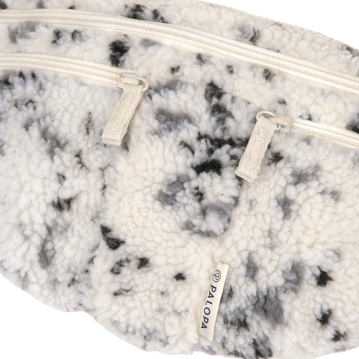 PALOPA Leckerlitasche Emma Teddy-Fleece Speckled Creme – Detailansicht der Reißverschlussfächer