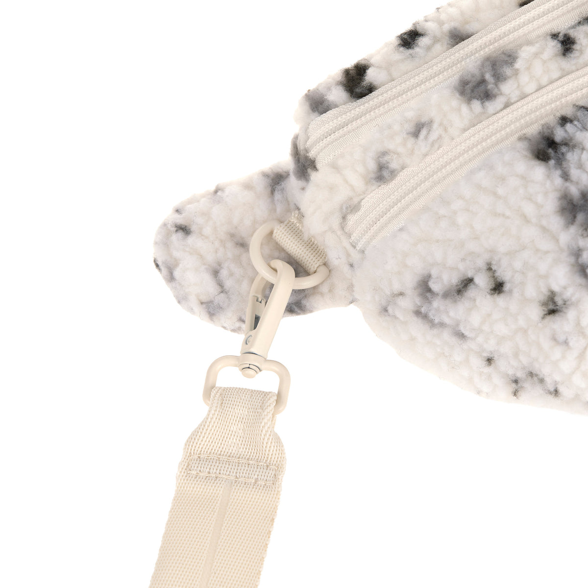 PALOPA Leckerlitasche Emma Teddy-Fleece Speckled Creme – Detailansicht des abnehmbaren Schultergurts