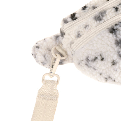 PALOPA Leckerlitasche Emma Teddy-Fleece Speckled Creme – Detailansicht des abnehmbaren Schultergurts