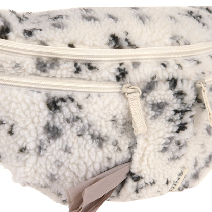 PALOPA Leckerlitasche Emma Teddy-Fleece Speckled Creme – Detailansicht des integrierten Kotbeutelspenders