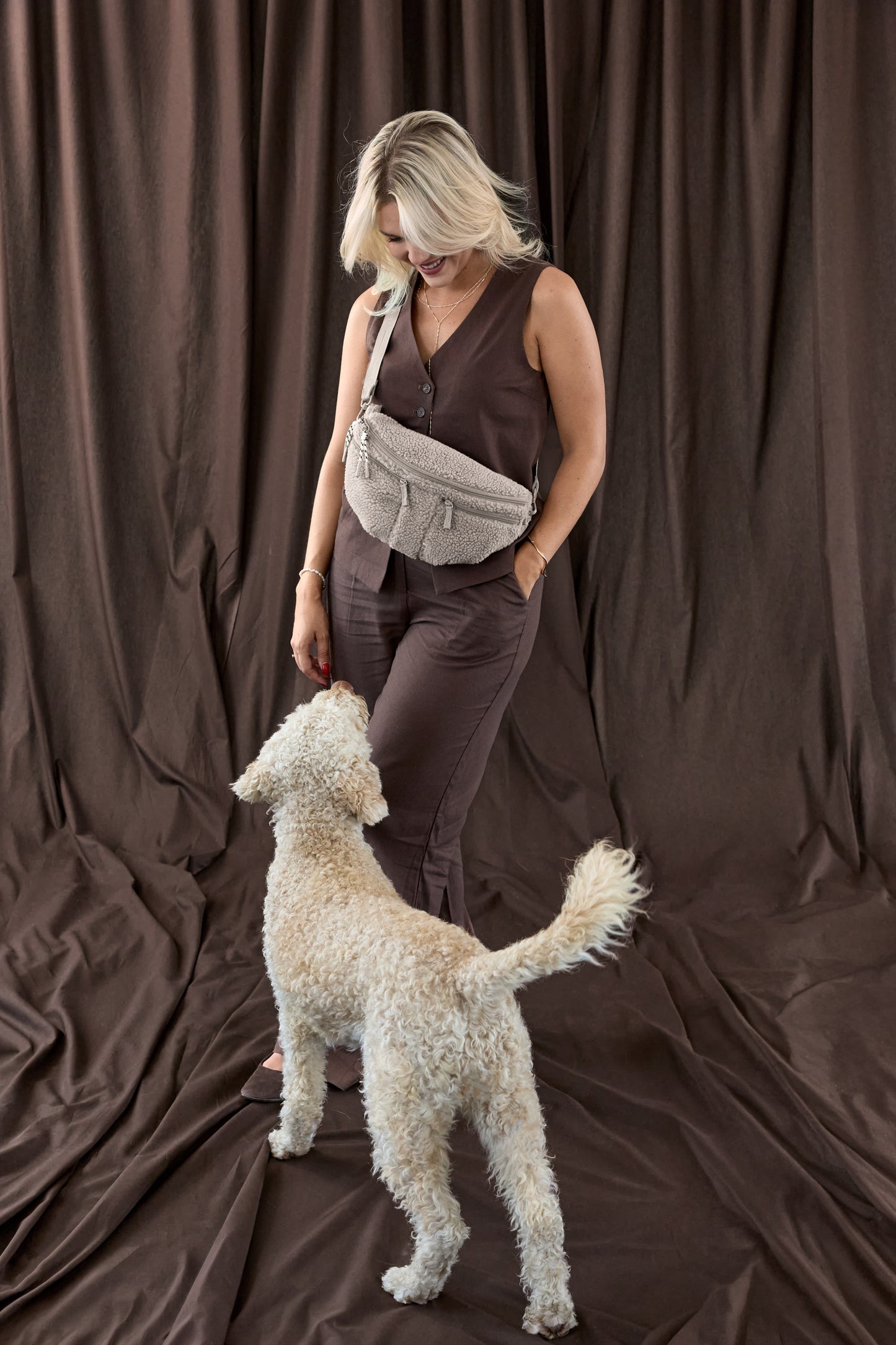 PALOPA Leckerlitasche Emma Teddy-Fleece Taupe beim Gassigehen – Lifestyleaufnahme 1