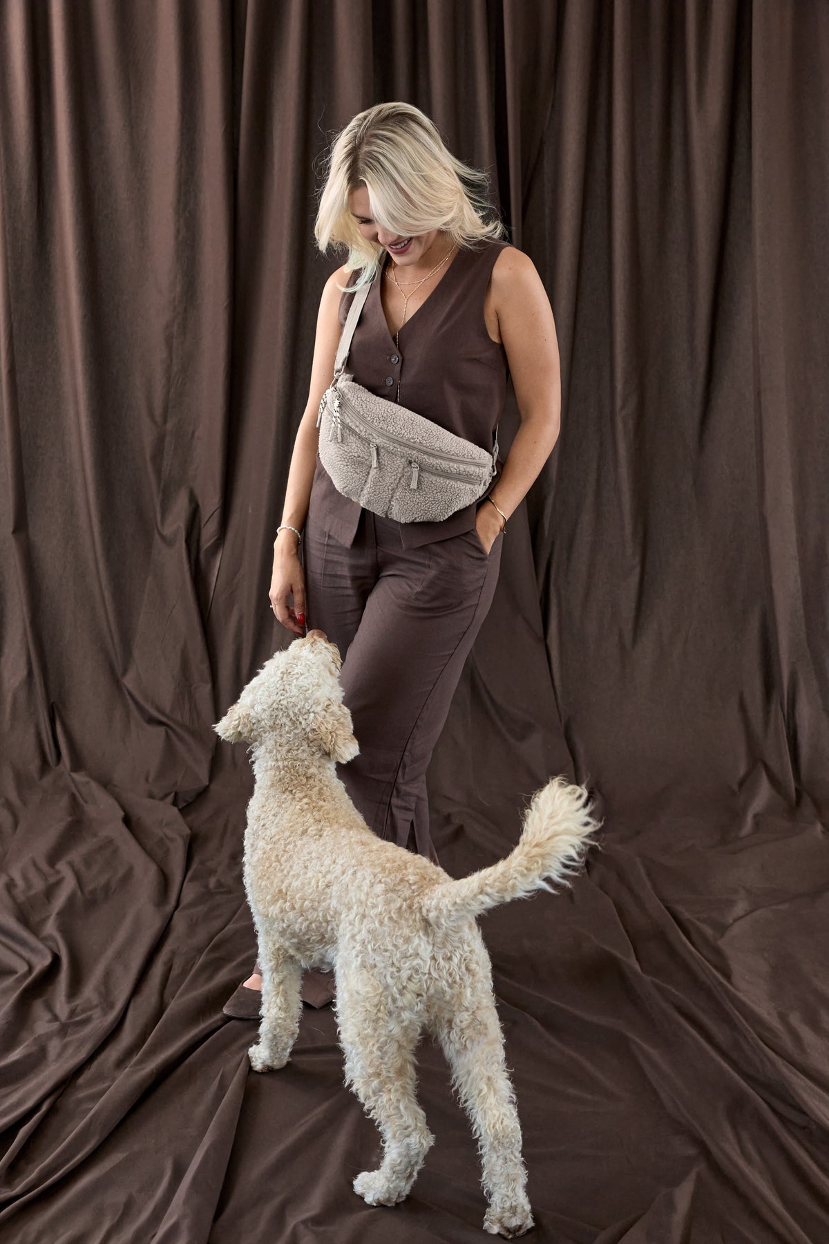 PALOPA Leckerlitasche Emma Teddy-Fleece Taupe beim Gassigehen – Lifestyleaufnahme 1
