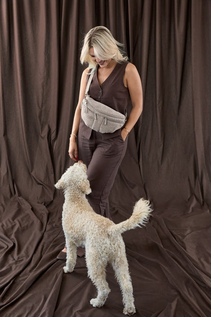 PALOPA Leckerlitasche Emma Teddy-Fleece Taupe beim Gassigehen – Lifestyleaufnahme 1