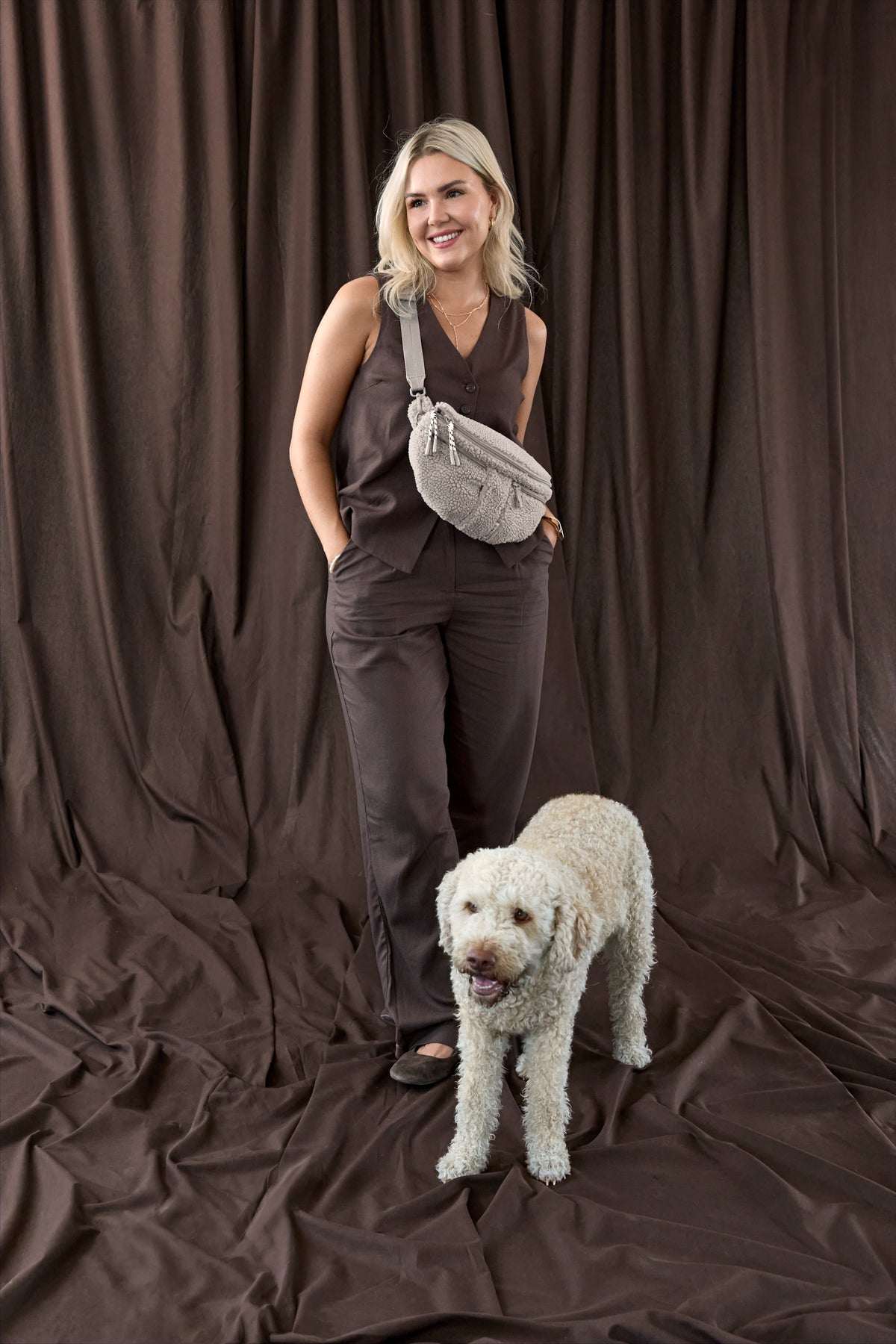 PALOPA Leckerlitasche Emma Teddy-Fleece Taupe beim Gassigehen – Lifestyleaufnahme 3