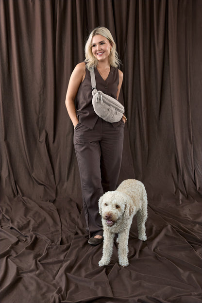 PALOPA Leckerlitasche Emma Teddy-Fleece Taupe beim Gassigehen – Lifestyleaufnahme 3