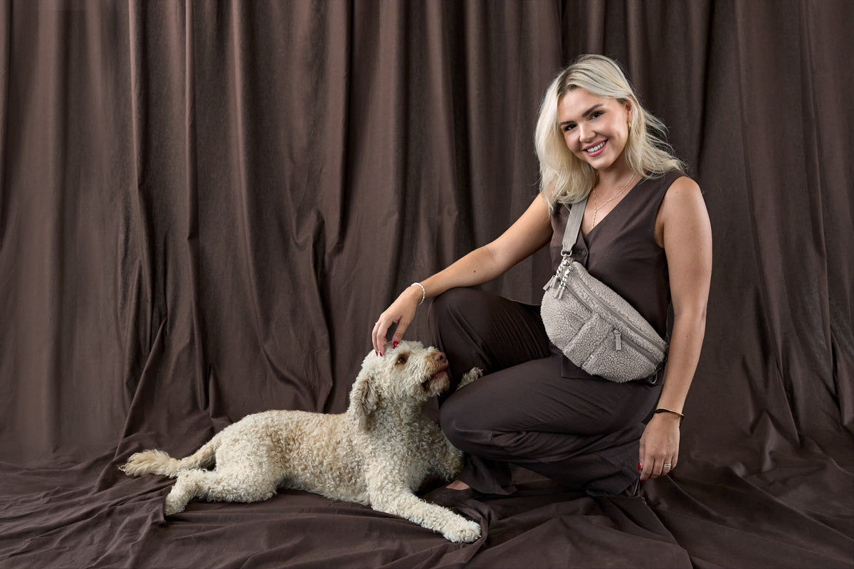 PALOPA Leckerlitasche Emma Teddy-Fleece Taupe beim Gassigehen – Lifestyleaufnahme 5