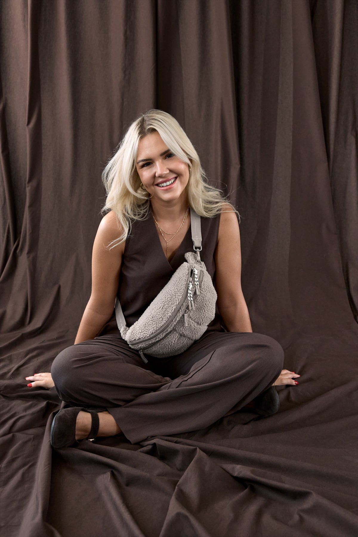 PALOPA Leckerlitasche Emma Teddy-Fleece Taupe beim Gassigehen – Lifestyleaufnahme 7