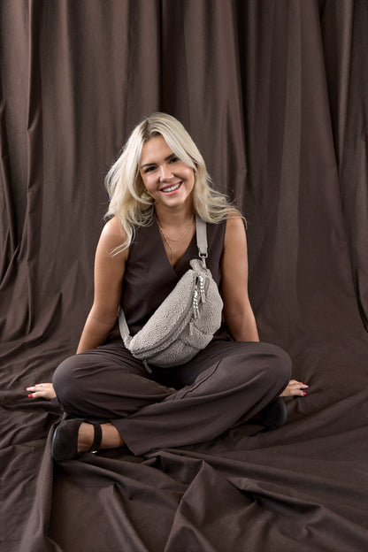 PALOPA Leckerlitasche Emma Teddy-Fleece Taupe beim Gassigehen – Lifestyleaufnahme 7