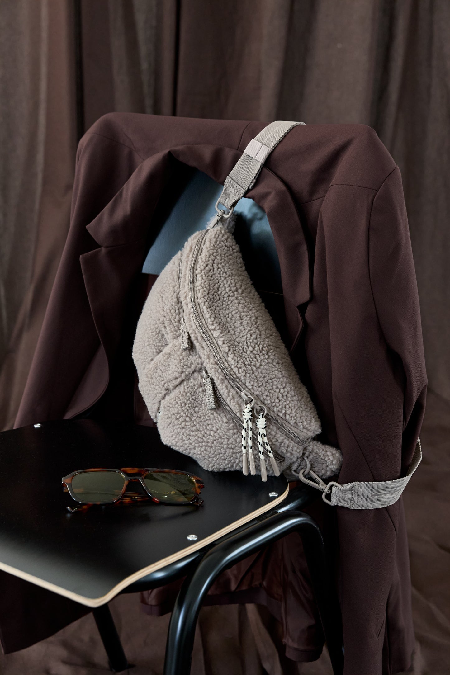 PALOPA Leckerlitasche Emma Teddy-Fleece Taupe beim Gassigehen – Lifestyleaufnahme 8