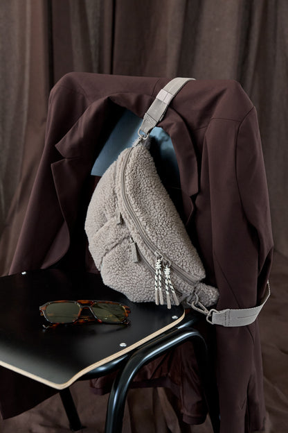 PALOPA Leckerlitasche Emma Teddy-Fleece Taupe beim Gassigehen – Lifestyleaufnahme 8