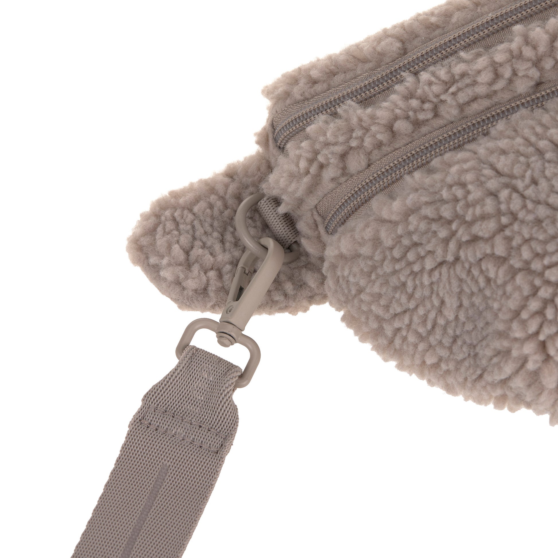 PALOPA Leckerlitasche Emma Teddy-Fleece Taupe – Detailansicht des abnehmbaren Schultergurts
