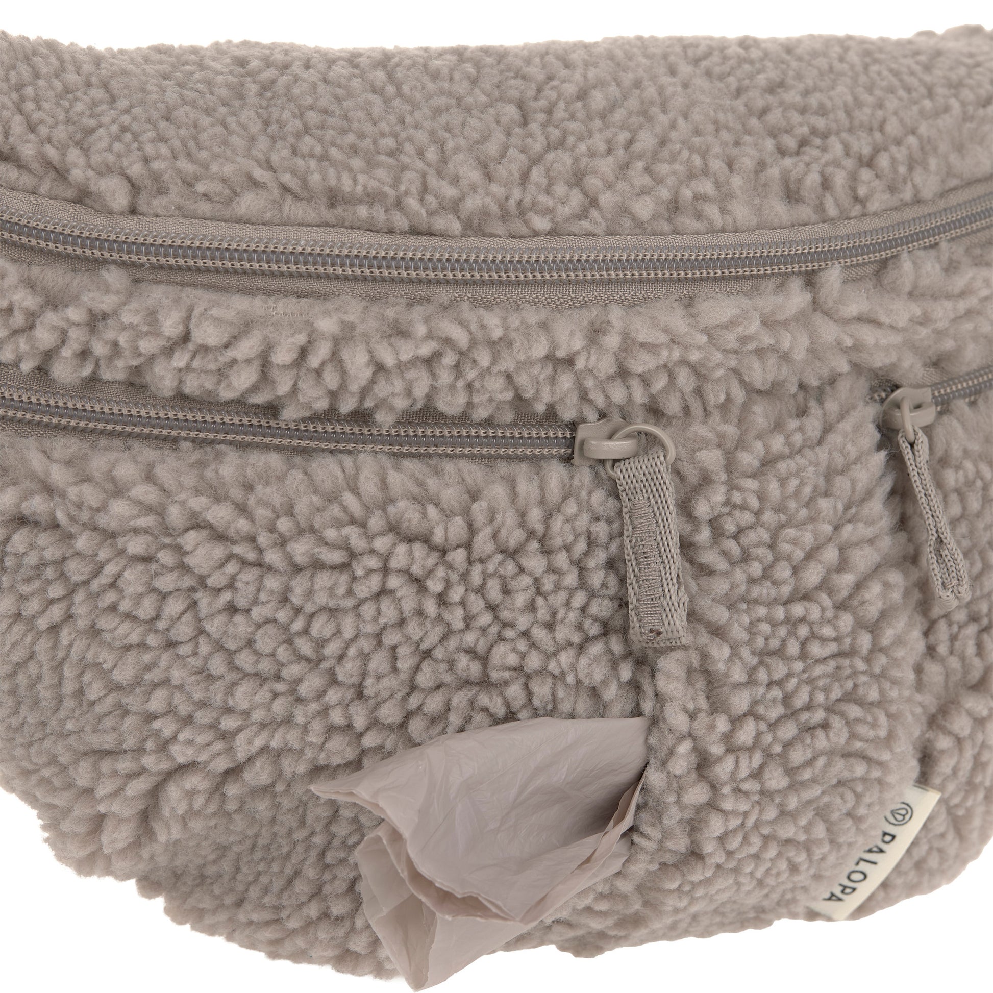 PALOPA Leckerlitasche Emma Teddy-Fleece Taupe – Detailansicht des integrierten Kotbeutelspenders