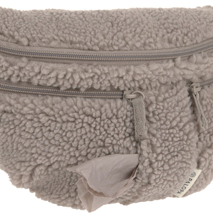 PALOPA Leckerlitasche Emma Teddy-Fleece Taupe – Detailansicht des integrierten Kotbeutelspenders