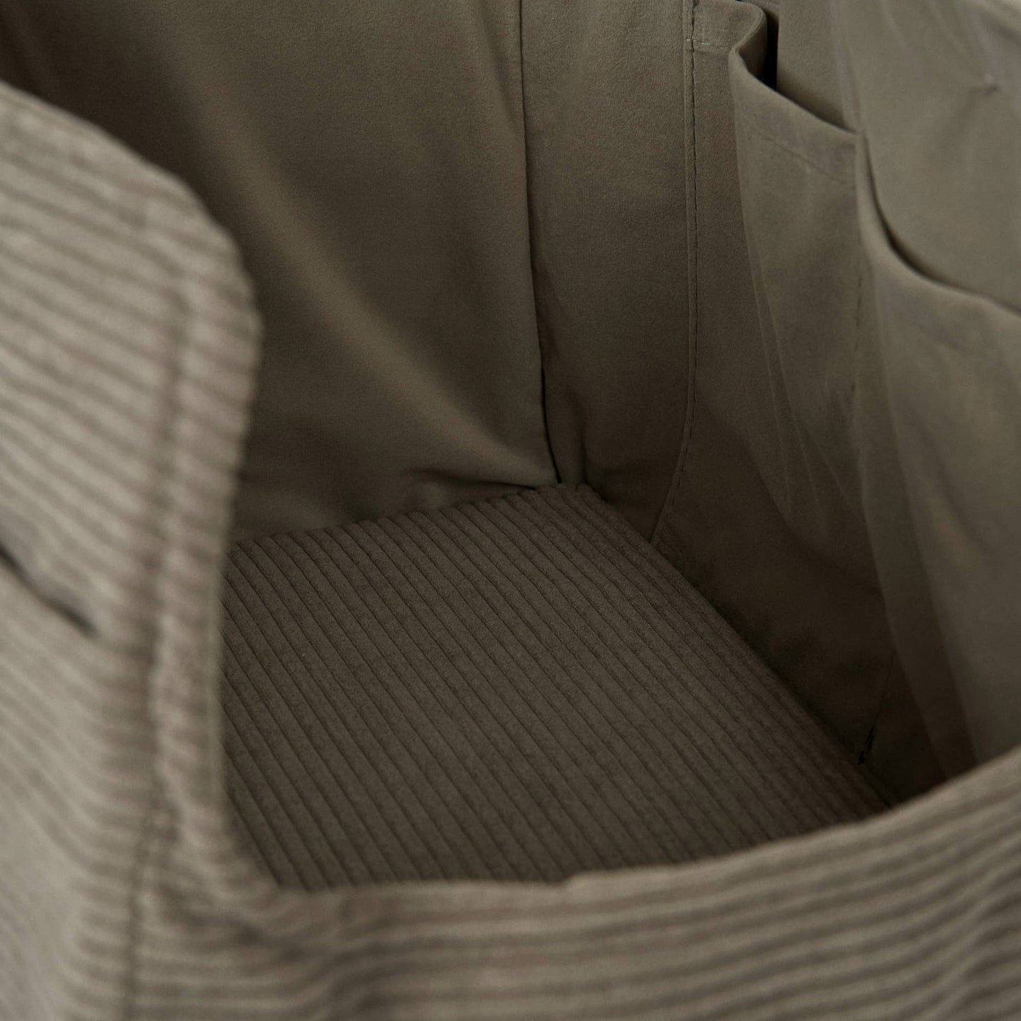 Innenansicht der Hundetragetasche Vilda Cord Taupe